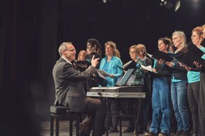 Chorleiter Henning Schmidt iun Aktion