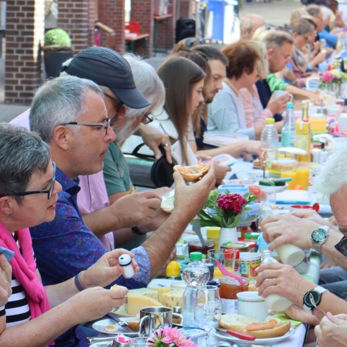 Teilnehmer*innen beim Bürgerbrunch im Sommer 2023