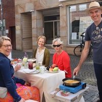 Teilnehmer*innen beim Bürgerbrunch im Sommer 2023 bereiten ein Omelett zu